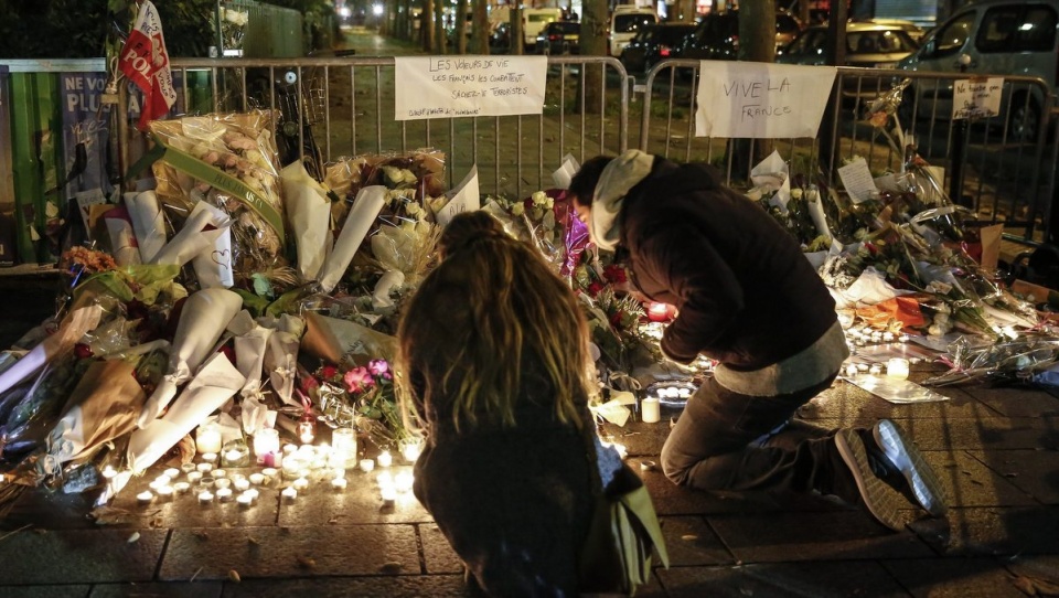 Poczucie solidarności jest na razie, obok przerażenia, dominującą emocją, która towarzyszy paryżanom po piątkowych zamachach. Fot. PAP/EPA