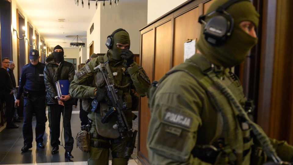 Oskarżony o zabójstwo b. szefa policji gen. Marka Papały Igor M. ps. "Patyk" (3P) doprowadzany na salę rozpraw w Sądzie Okręgowym w Warszawie. Fot. PAP/Marcin Obara