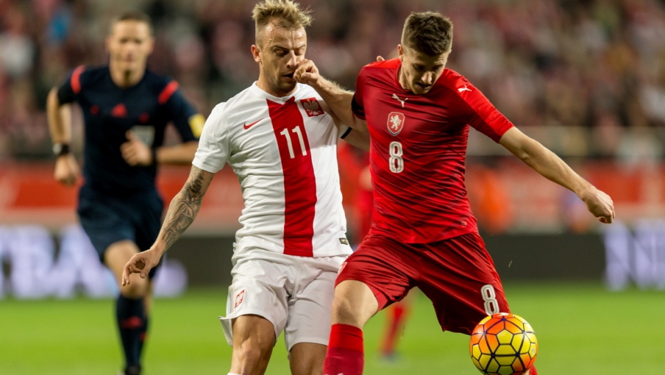 Gracz reprezentacji Polski Kamil Grosicki (L) i Czech Lukas Bartosak (P) w towarzyskim meczu piłkarskim na Stadionie Miejskim we Wrocławiu. PAP/Maciej Kulczyński