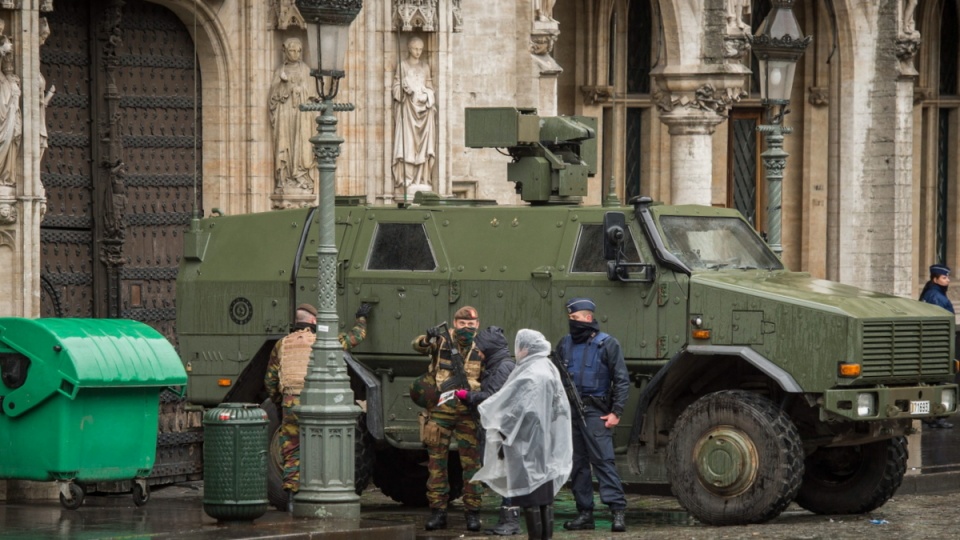 Wojskowy pojazd i uzbrojeni żołnierze przed Ratuszem w stolicy Belgii - Brukseli. Fot. PAP/EPA/STEPHANIE LECOCQ