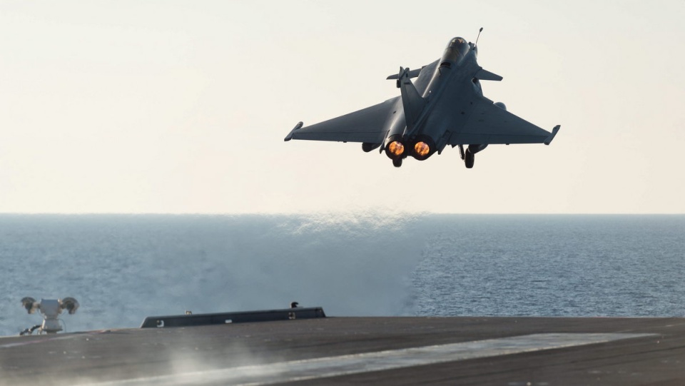 Uzbrojone w pociski myśliwce Rafale, przy ryku silników wyleciały z pokładu lotniskowca "Charles de Gaulle". Fpt. PAP/EPA