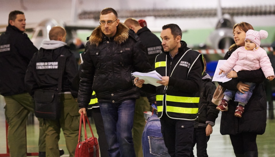 Ze sprowadzonymi do kraju z rejonów Mariupola i Donbasu Polakami ma się spotkać premier Beata Szydło. Fot. PAP/Adam Warżawa