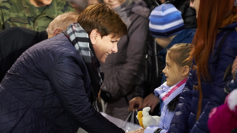Premier Beata Szydło (L) wręcza pluszaki dzieciom uchodźców polskiego pochodzenia ze wschodniej Ukrainy. Fot. PAP/Adam Warżawa