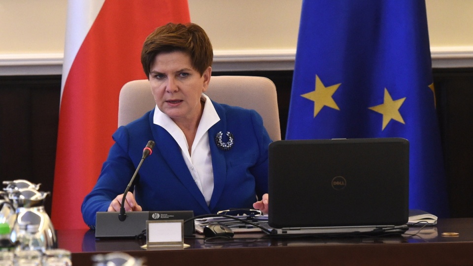 Premier Beata Szydło podczas pierwszego formalnego posiedzenia rządu w Warszawie. Fot. PAP/Radek Pietruszka