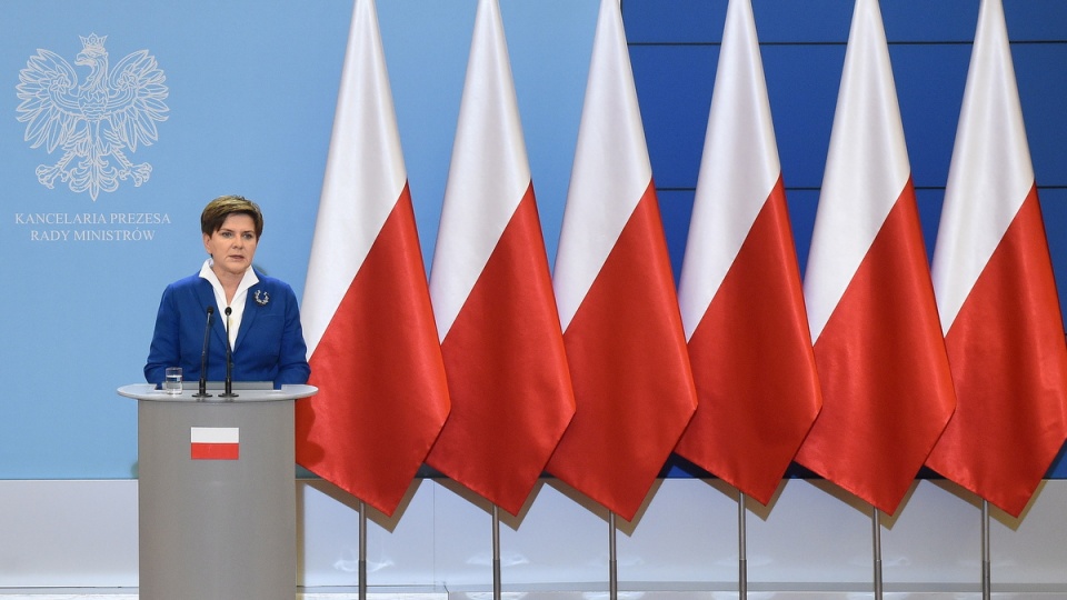 "Biało-czerwone flagi będą tłem konferencji prasowych po posiedzeniach rządu" - powiedziała dziennikarzom premier Beata Szydło. Fot. PAP/Radek Pietruszka