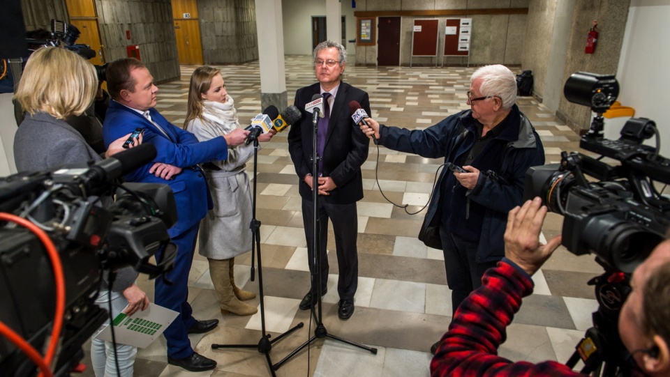 Rzecznik UTP dr Mieczysław Naparty (C) podczas wygłaszania komunikatu po posiedzeniu uczelnianego Senatu na UTP. Fot. PAP/Tytus Żmijewski