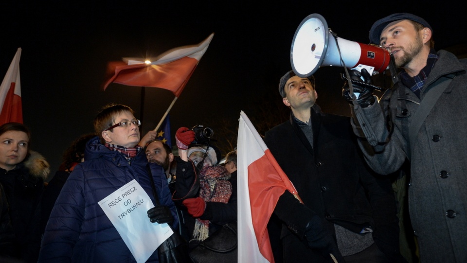 Prawnicy Krzysztof Izdebski (P) i Filip Wejman (2P) podczas protestu pod hasłem "Ręce precz od trybunału" przed Sejmem. Fot. PAP/Marcin Obara