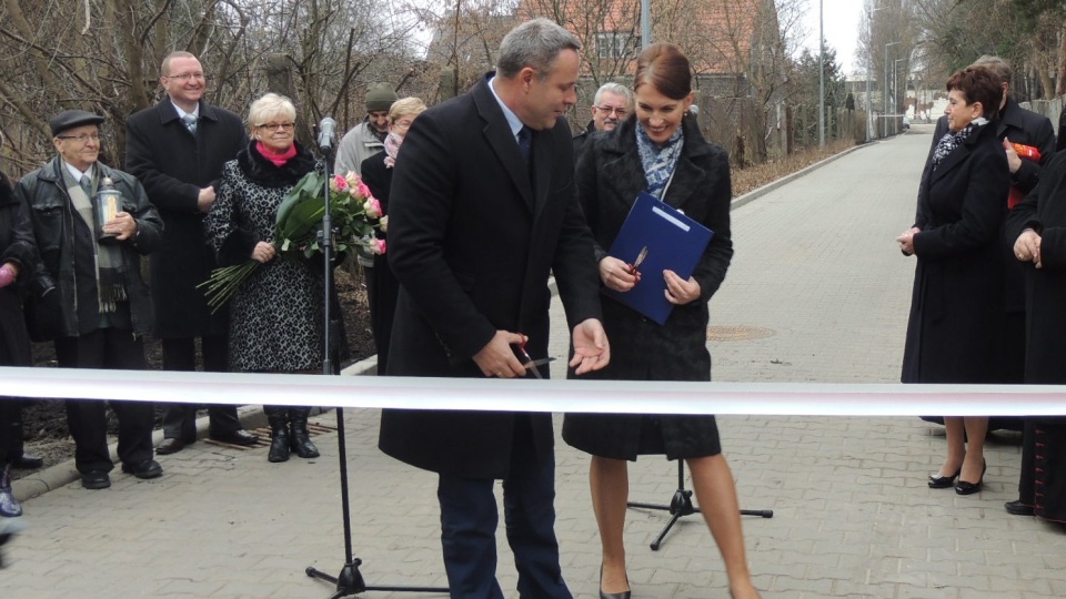 Uroczystego otwarcia drogi dokonał prezydent Bydgoszczy Rafał Bruski i radna Grażyna Szabelska. Fot. Monika Siwak-Waloszewska