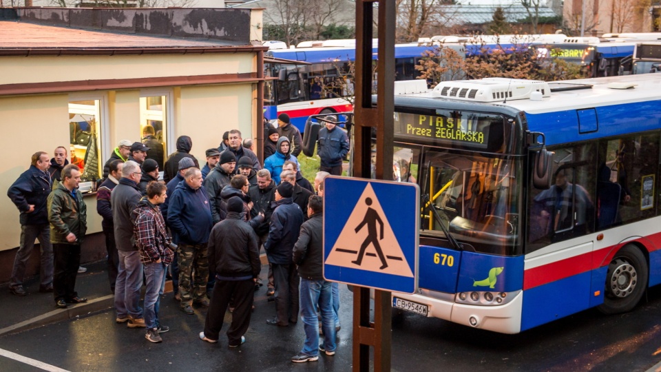 Pracownicy Miejskich Zakładów Komunikacyjnych na terenie zajezdni autobusowej MZK przy ul. Inowrocławskiej w Bydgoszczy. Fot. PAP/Tytus Żmijewski