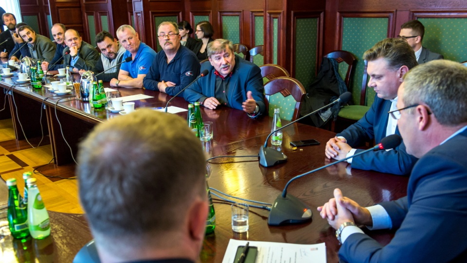 Przewodniczący Związku Zawodowego Pracowników Komunikacji Miejskiej w MZK Andrzej Arndt (C) oraz poseł PiS Piotr Król (2P), prezydent Bydgoszczy Rafał Bruski (P) i wiceprezydent miasta Mirosław Kozłowicz (L-tyłem) podczas spotkania władz miasta z delegacją związkowców z Miejskich Zakładów Komunikacyjnych w Urzędzie Miasta w Bydgoszczy. Fot. PAP/Tytus Żmijewski