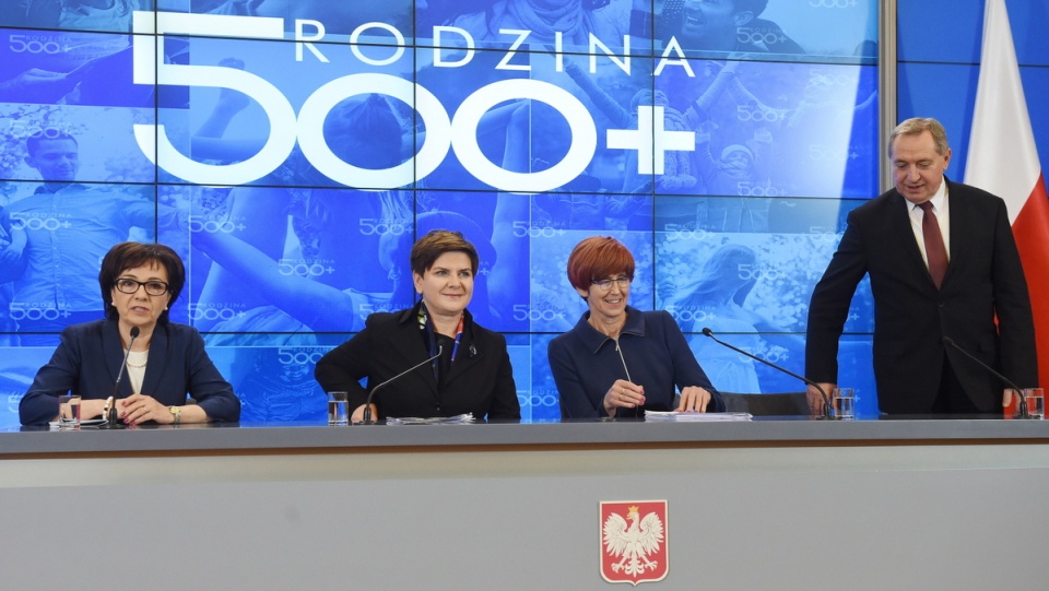 Premier Beata Szydło (2L), szefowa gabinetu politycznego premiera, rzecznik rządu Elżbieta Witek (L) i minister rodziny, pracy i polityki społecznej Elżbieta Rafalska (2P) i przewodniczący Komitetu Stałego Rady Ministrów Henryk Kowalczyk (P) podczas konferencji prasowej po posiedzenia rządu w KPRM. Fot. PAP/Radek Pietruszka