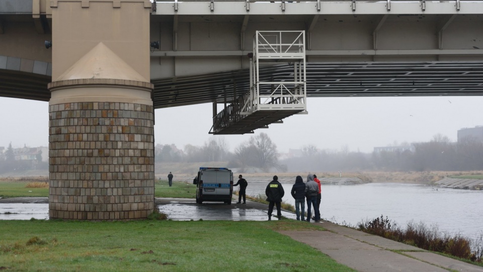 Poznańska policja poszukuje ciała Ewy Tylman, nad Wartą w okolicach mostu Św. Rocha i Królowej Jadwigi. Fot. PAP/Jakub Kaczmarczyk