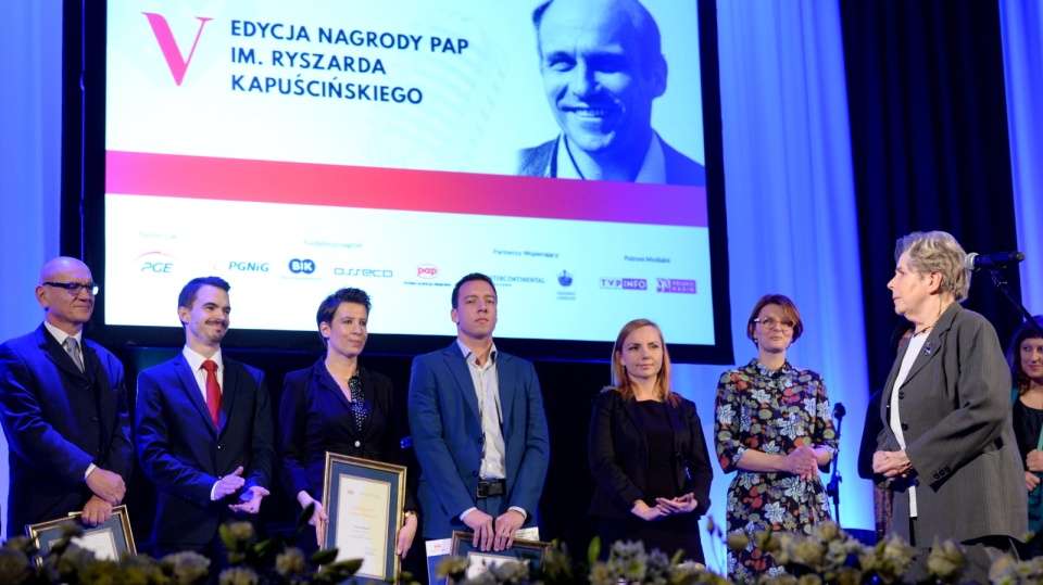 Laureaci Nagrody im. Ryszarda Kapuścińskiego: w kategorii tekst - Justyna Kopińska (3L), w kategorii materiał dźwiękowy - Dariusz Rosiak (L) i za materiał wideo - Endy Gęsina-Torres (4L) oraz żona Ryszarda Kapuścińskiego Alicja Kapuścińska (P) podczas uroczystości. Fot. PAP/Jacek Turczyk