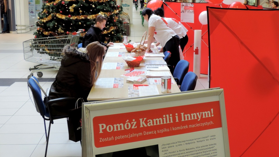 W hipermarketach AUCHAN odbywa się akcja rejestracji potencjalnych dawców komórek macierzystych krwi i szpiku. Fot. Lech Przybyliński