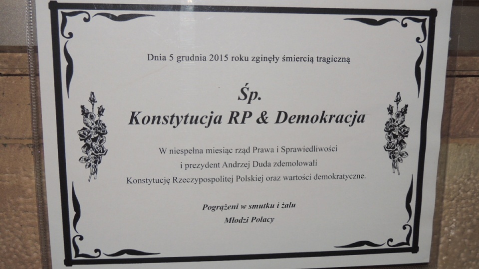 Młodzi Demokraci zapalili znicz i zawiesili symboliczny nekrolog przed biurem posła Jana Krzysztofa Ardanowskiego na toruńskiej Starówce. Fot. Michał Zaręba