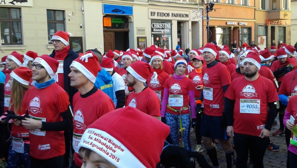 Ponad 6 tysięcy biegaczy w czerwieni stanęło na starcie toruńskiego Półmaratonu Świętych Mikołajów. Fot. Michał Zaręba