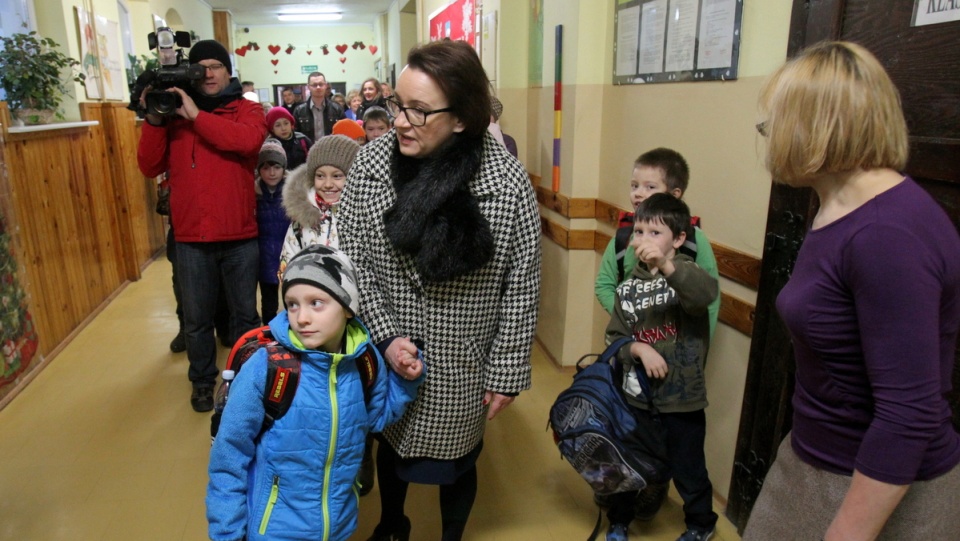 Minister edukacji narodowej Anna Zalewska (centrum P) w Stawigudzie towarzyszy dzieciom Polaków sprowadzonych ze wschodniej Ukrainy w drodze do szkoły. Fot. PAP/Tomasz Waszczuk