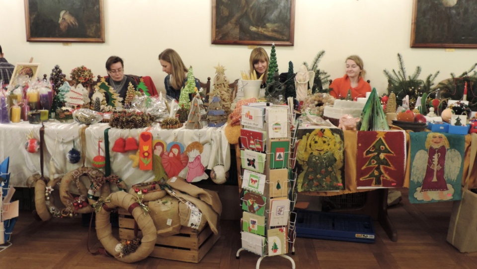 Kiermasz WTZ odbywa się w Sali Łochowskiego bydgoskiego ratusza przy ulicy Jezuickiej. Fot. Lech Przybyliński