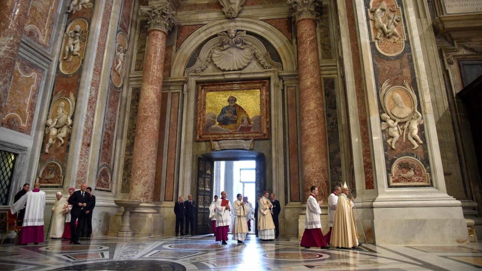 Kulminacyjnym momentem ceremonii w Watykanie było otwarcie Drzwi Świętych. Fot. PAP/EPA