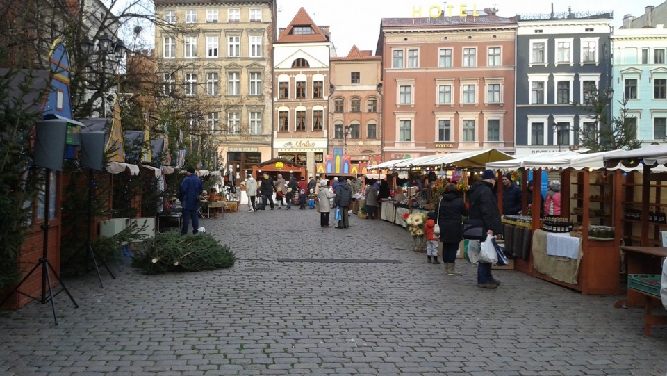 Jeżeli brakuje pomysłów na świąteczny prezent warto odwiedzić Jarmark Bożonarodzeniowy na Rynku Staromiejskim w Toruniu. Fot. Michał Zaręba