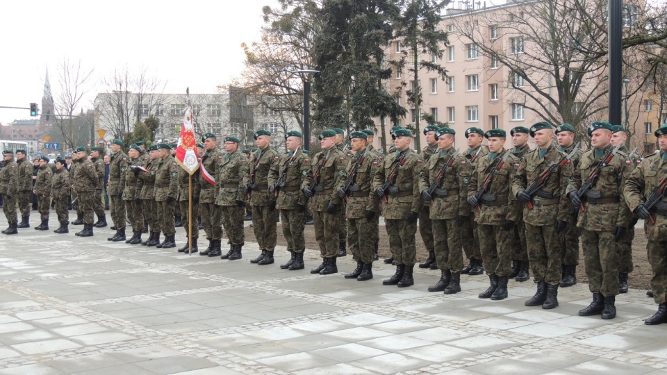 Pomnik przeniesiono, gdyż w miejscu jego dotychczasowej lokalizacji powstanie gmach sądu. Fot. Michał Zaręba