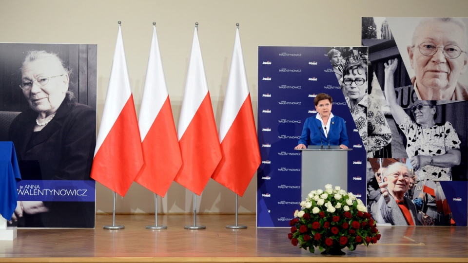 Premier Beata Szydło podczas uroczystości nadania Sali Kolumnowej w KPRM imienia Anny Walentynowicz. Fot. PAP/Jacek Turczyk