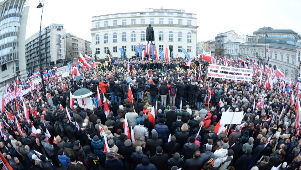 Tegoroczna manifestacja, zorganizowana w 34. rocznicę wprowadzenia stanu wojennego ma być m.in. wyrazem poparcia dla rządu i prezydenta Andrzeja Dudy. Fot. PAP/Jacek Turczyk