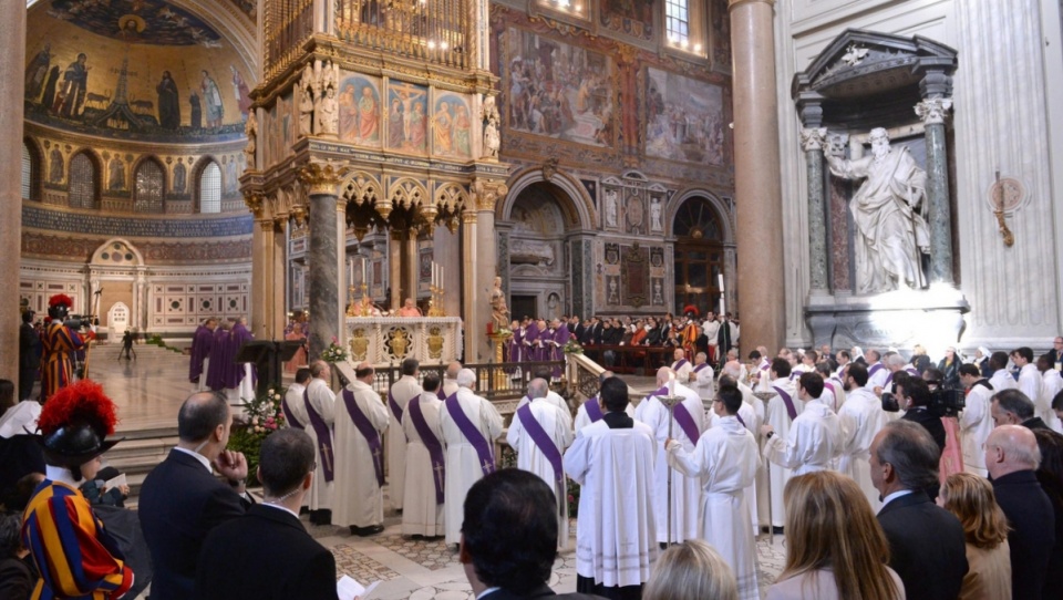 Papież Franciszek podczas mszy w bazylice świętego Jana na Lateranie w niedzielę otworzył Drzwi Święte. PAP/EPA/MAURIZIO BRAMBATTI