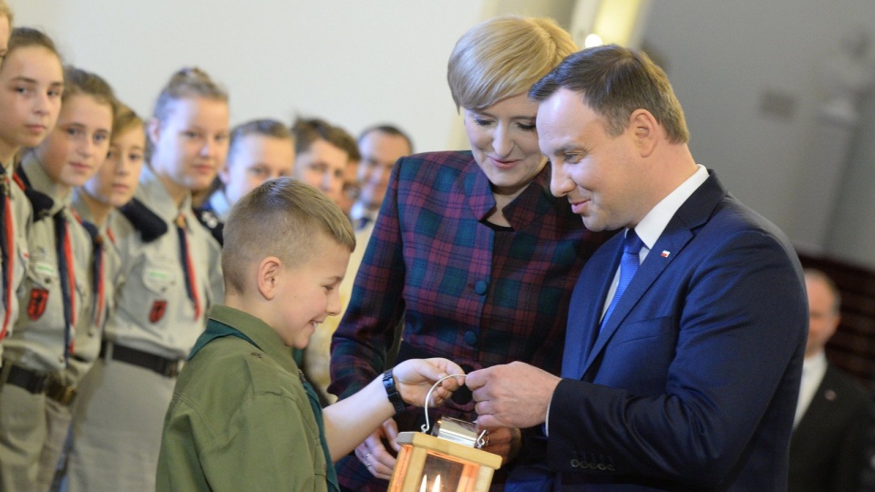 Harcerze przekazali w poniedziałek prezydentowi Andrzejowi Dudzie i jego małżonce Agacie Kornhauser-Dudzie Betlejemskie Światło Pokoju. Fot. PAP/Jacek Turczyk