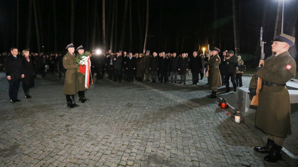 Prezydent Andrzej Duda (L) z żoną Agatą Kornhauser-Dudą (2L) podczas ceremoni złożenia wieńca na Mogile Zbiorowej na Polskim Cmentarzu Wojennym w podkijowskiej Bykowni. Fot. PAP/Paweł Supernak