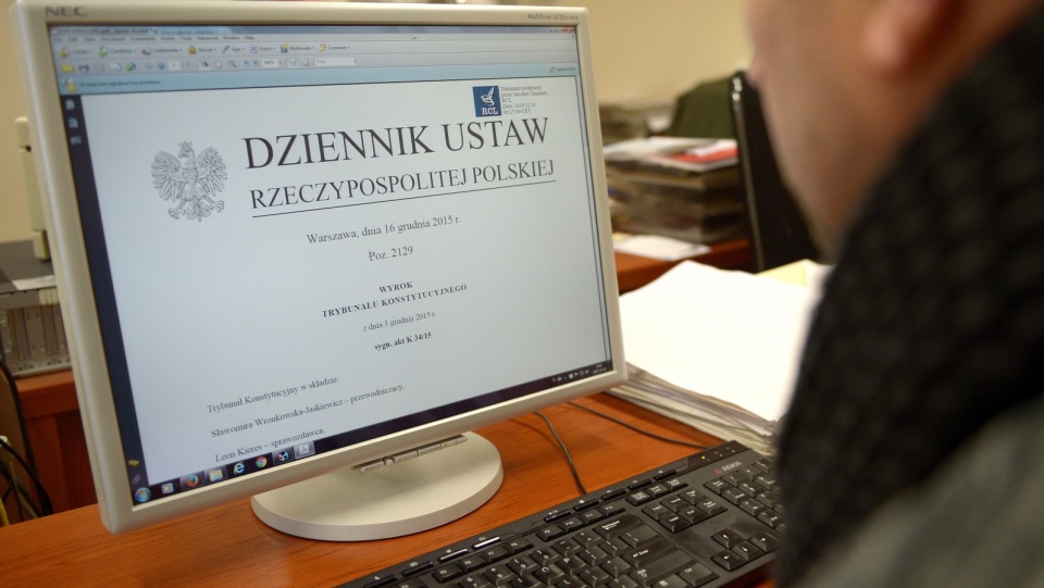 Widoczny na monitorze komputera Dziennik Ustaw, w którym opublikowano wyrok Trybunału Konstytucyjnego z 3 grudnia w sprawie ustawy o TK z czerwca 2015 r. Fot. PAP/Darek Delmanowicz