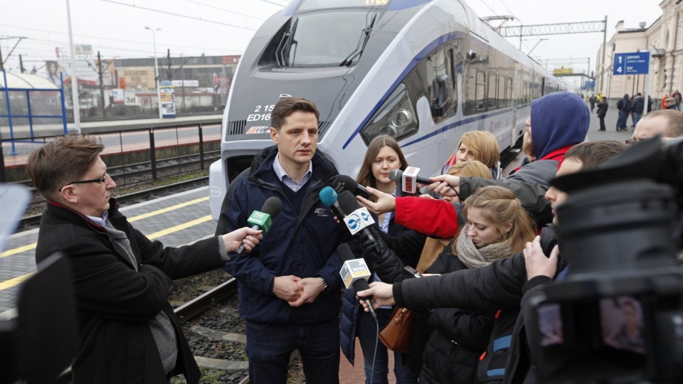 Prezes PKP Intercity Jacek Leonkiewicz (C) podczas konferencji prasowej na dworcu w Białymstoku, gdzie odbyła się prezentacja pociągu typu Dart wyprodukowanego przez PESA - Bydgoszcz. Fot. PAP/Artur Reszko