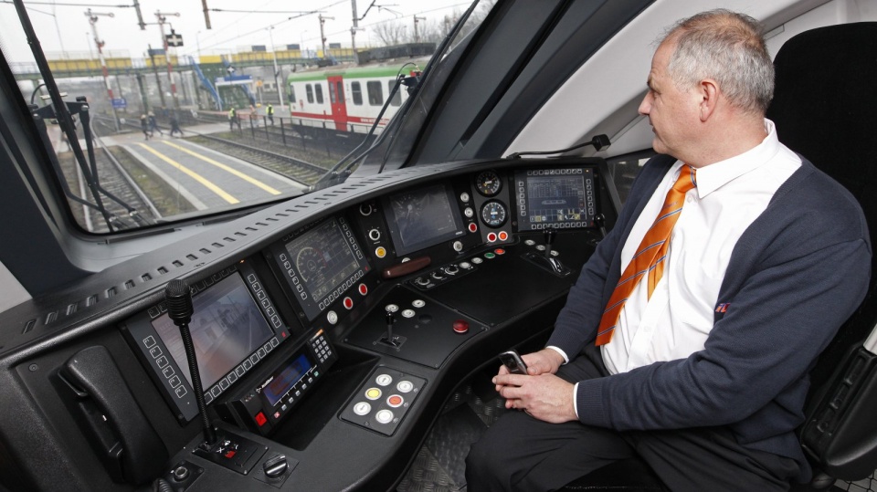 Wyprodukowany przez PESA - Bydgoszcz pociąg typu Dart na dworcu w Białymstoku. Fot. PAP/Artur Reszko