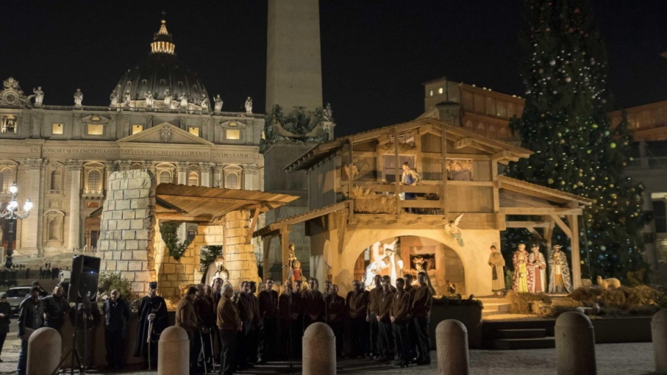 Szopka i choinka na Placu Świętego Piotra w Watykanie. Fot. PAP/EPA/OSSERVATORE ROMANO / HANDOUT