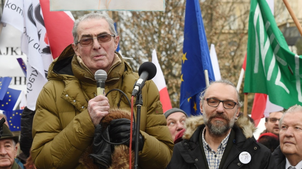 Lider Komitetu Obrony Demokracji Mateusz Kijowski (P) i Karol Modzelewski (L) wśród uczestników manifestacji KOD przed Sejmem. Fot.PAP/Radek Pietruszka