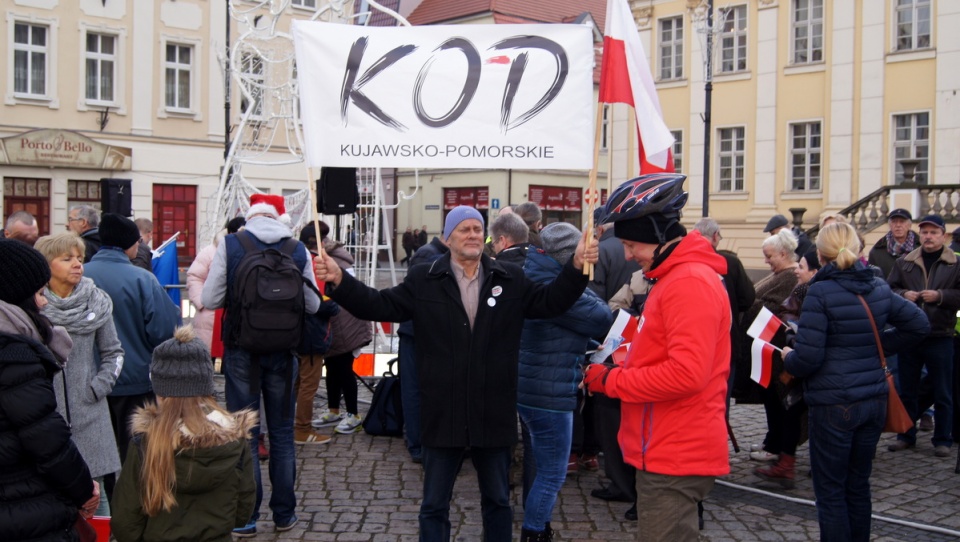 Manifestacja sympatyków Komitetu Obrony Demokracji na Starym Rynku w Bydgoszczy. Fot. Henryk Żyłkowski