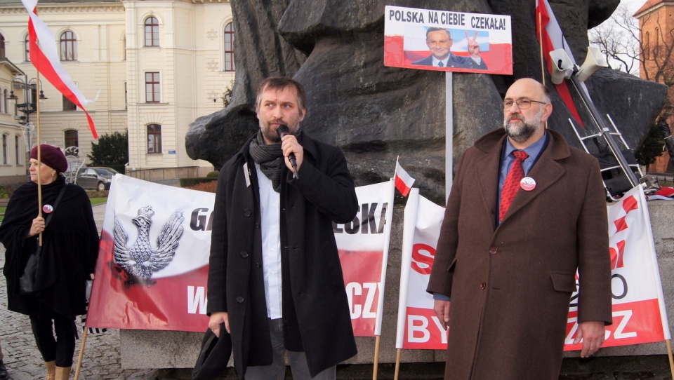 Manifestacja popracia dla rządu i prezydenta Andrzeja Dudy na bydgoskim Starym Rynku. Fot. Henryk Żyłkowski