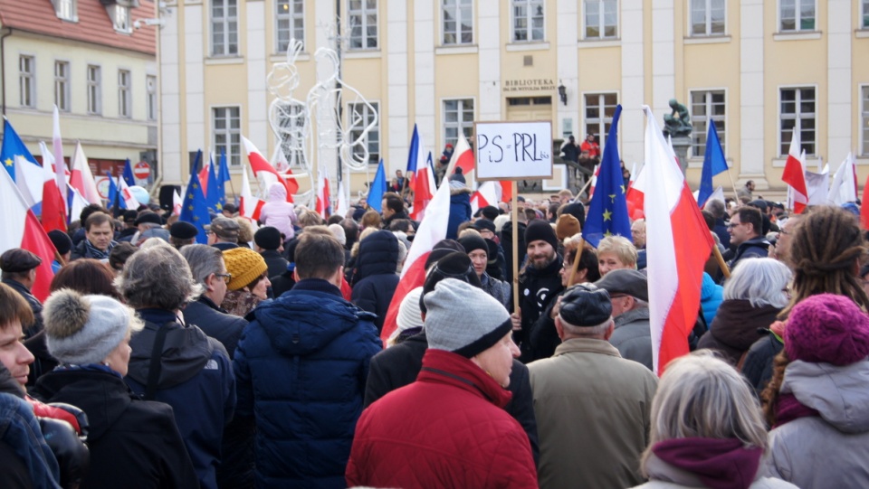 Manifestacja sympatyków Komitetu Obrony Demokracji na Starym Rynku w Bydgoszczy. Fot. Henryk Żyłkowski