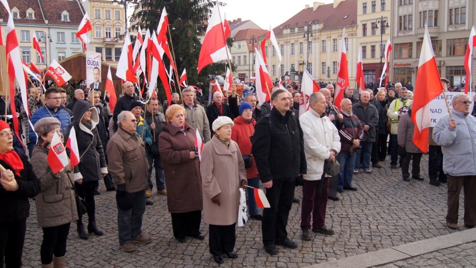 Manifestacja popracia dla rządu i prezydenta Andrzeja Dudy na bydgoskim Starym Rynku. Fot. Henryk Żyłkowski