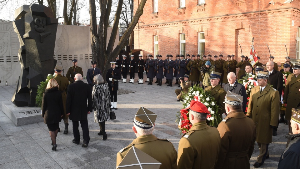 Uroczystości pod pomnikiem poległych na misjach, który znajduje się na terenie Centrum Weterana Działań Poza Granicami Państwa w Warszawie. Fot. PAP/Radek Pietruszka