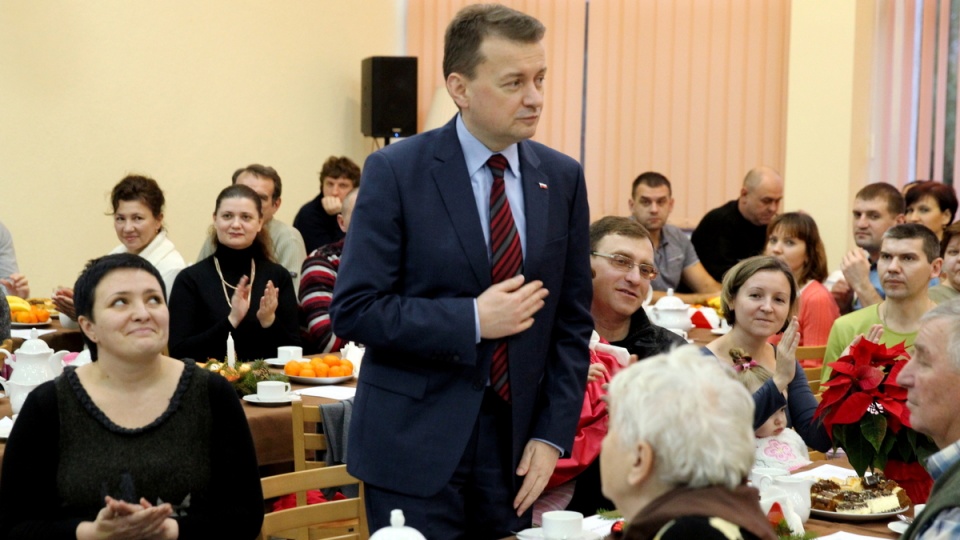 Minister spraw wewnętrznych i administracji Mariusz Błaszczak (C) odwiedził Polaków ewakuowanych z Mariupola, którzy przebywają w ośrodku Caritas w Rybakach. Fot. PAP/Tomasz Waszczuk