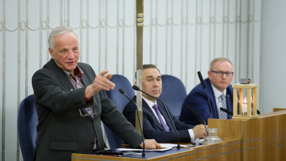 Senator Jan Rulewski (L), wicemarszałek Senatu Grzegorz Czelej (C) oraz senator Łukasz Mikołajczyk (P) podczas posiedzenia Senatu. Fot. PAP/Paweł Supernak