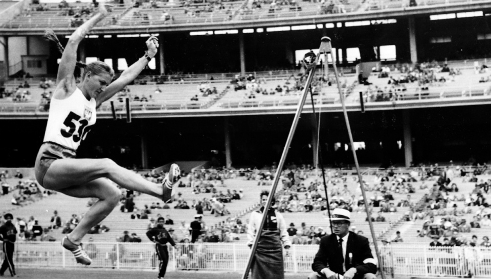 Na zdjęciu archiwalnym: Melbourne, Australia, listopad/grudzień 1956 (dokładna data nieznana) Polka Elżbieta Krzesińska podczas skoku w dal, w którym zdobyła złoty medal Igrzysk XVI Olimpiady. Fot. PAP/Archiwum