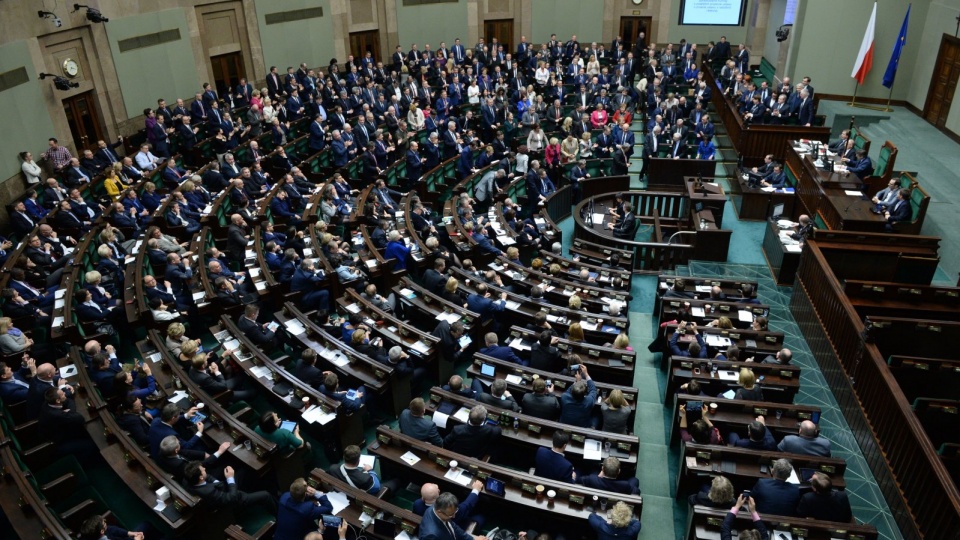 Posłowie po głosowaniu nad tzw. ustawą medialną. Fot. PAP/Jacek Turczyk