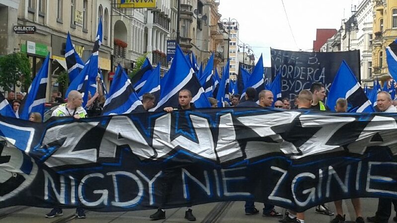 Prawie pół tysiąca kibiców piłkarskiego Zawiszy protestowało w centrum miasta. Fot. Bartosz Kustra
