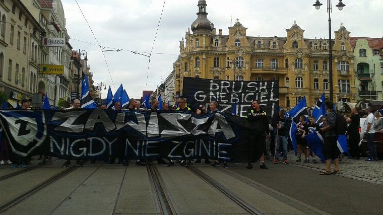 Prawie pół tysiąca kibiców piłkarskiego Zawiszy protestowało w centrum miasta. Fot. Bartosz Kustra