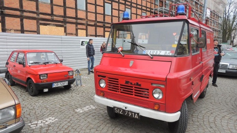 Stare fiaty, trabanty, garbusy i wiele innych starych samochodów można było zobaczyć na Wyspie Młyńskiej, a później na Starym Rynku w Bydgoszczy. Fot. Damian Klich