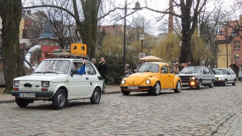 Stare fiaty, trabanty, garbusy i wiele innych starych samochodów można było zobaczyć na Wyspie Młyńskiej, a później na Starym Rynku w Bydgoszczy. Fot. Damian Klich