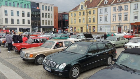 Stare fiaty, trabanty, garbusy i wiele innych starych samochodów można było zobaczyć na Wyspie Młyńskiej, a później na Starym Rynku w Bydgoszczy. Fot. Damian Klich