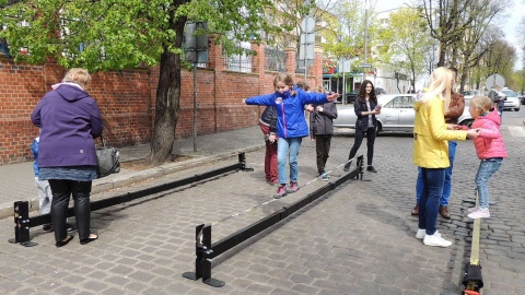 Chętni mogli spróbować swoich możliwości w zawodach slackline. Fot. Damian Klich